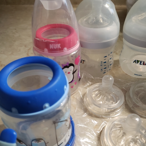 Baby bottles and sippy cup - Picture 3 of 4